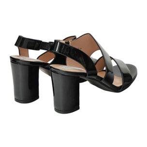 Sandali in simil pelle verniciata con tacco