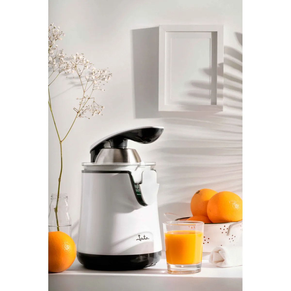 Exprimidor de naranjas eléctrico JATA JEEX1058 con brazo. Lleva 2 conos