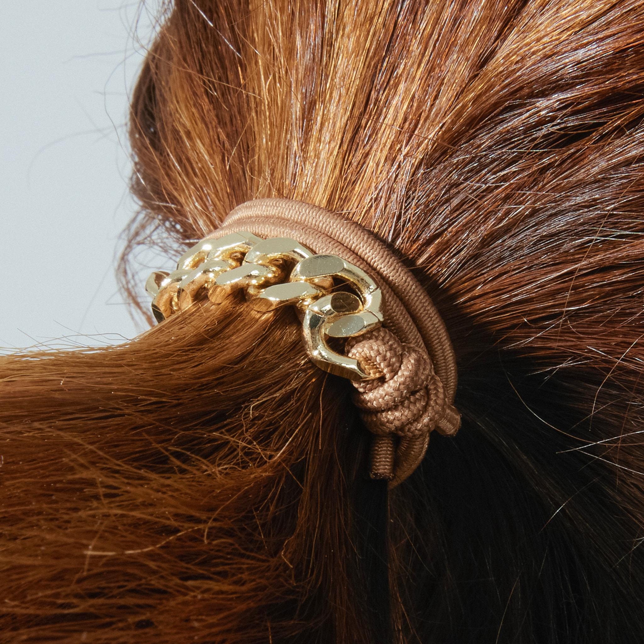 Coletero acabado en oro amarillo de 18k