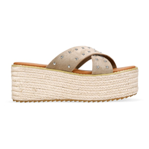 Sandalias de plataforma taupe con rafia y tachas