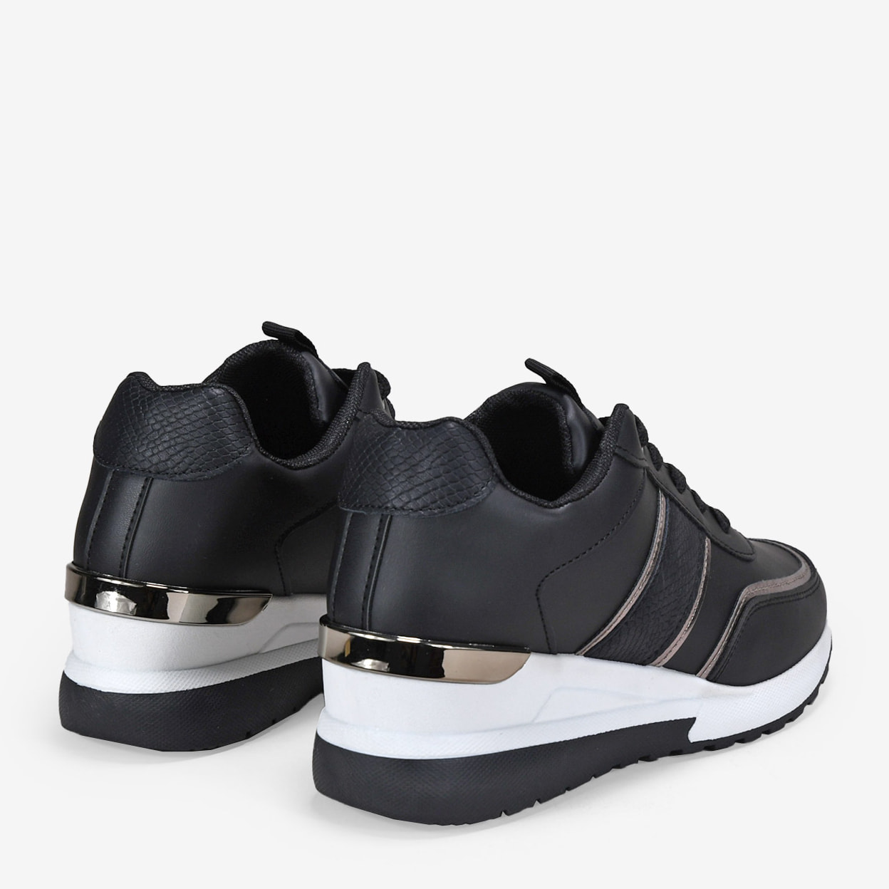 Zapatillas negras con cordones y cuña