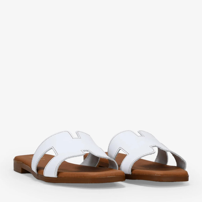 Sandalias planas blancas en piel con plantilla acolchada