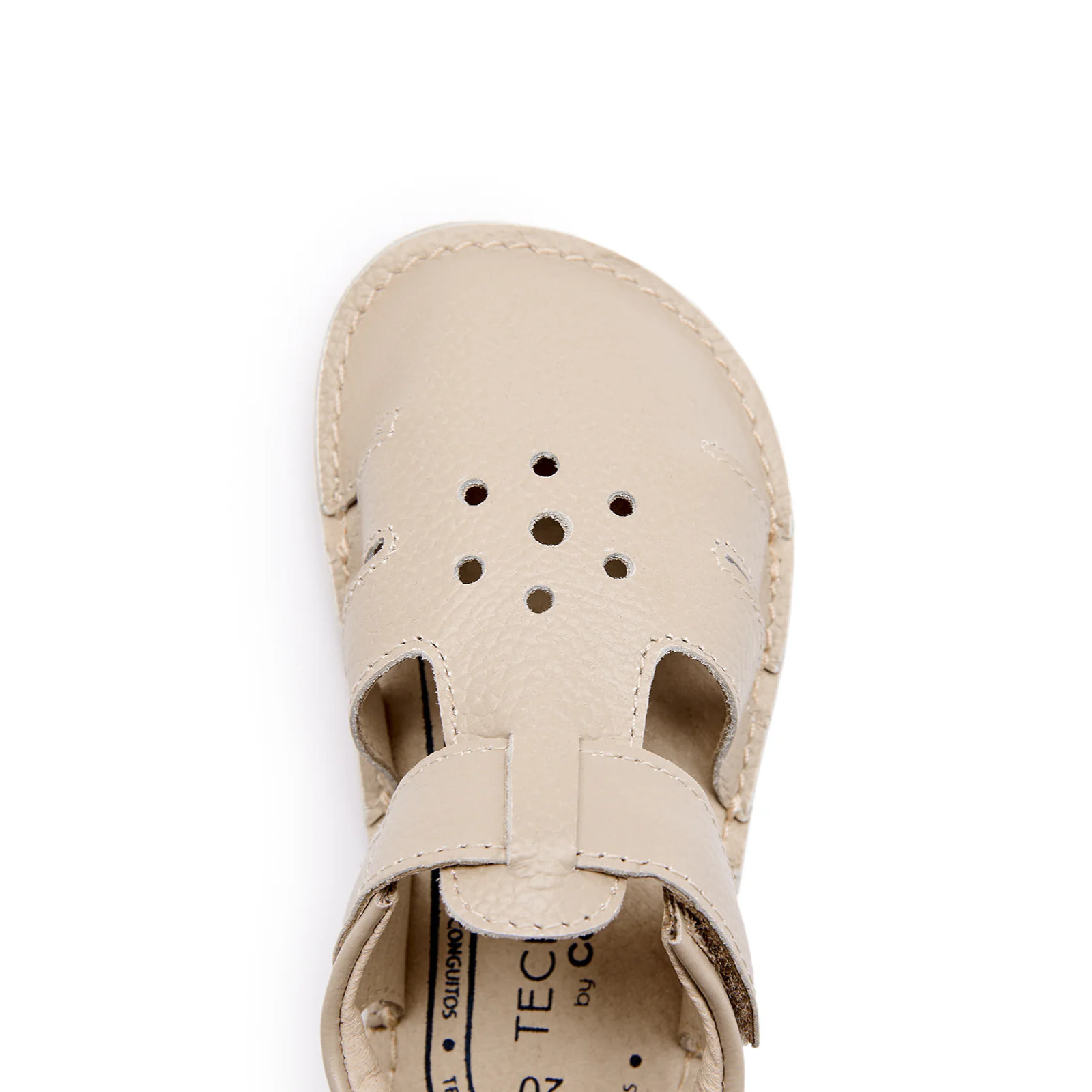Eleganti sandali chiusi per neonati, di colore beige.