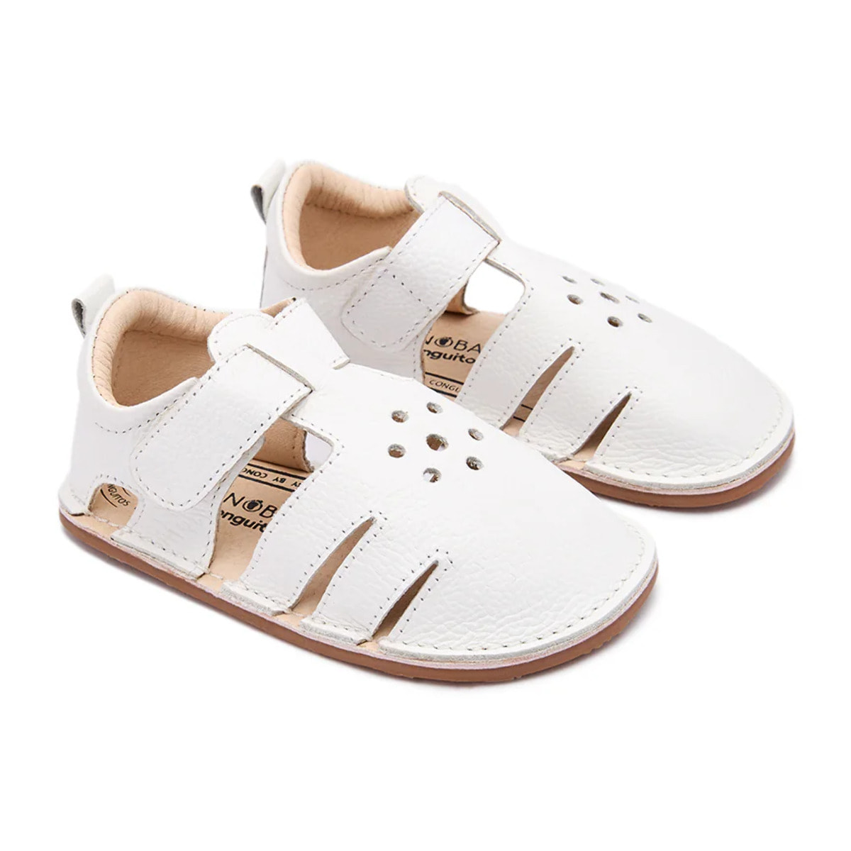 Eleganti sandali chiusi per neonati, di colore beige.