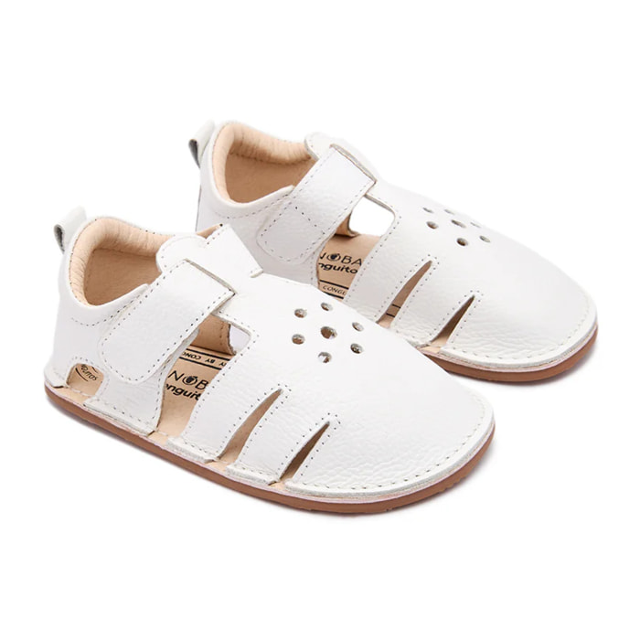 Eleganti sandali chiusi per neonati, di colore beige.