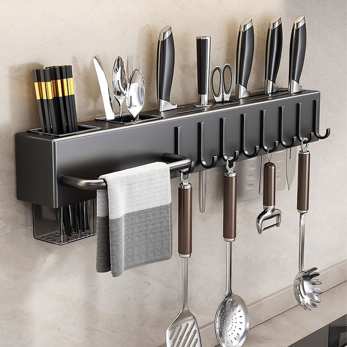 Soporte metálico multifuncional para pared con montaje mediante pegamento o tornillos. Organiza utensilios de cocina de forma práctica, con múltiples compartimentos, ganchos y ranuras para cuchillos.