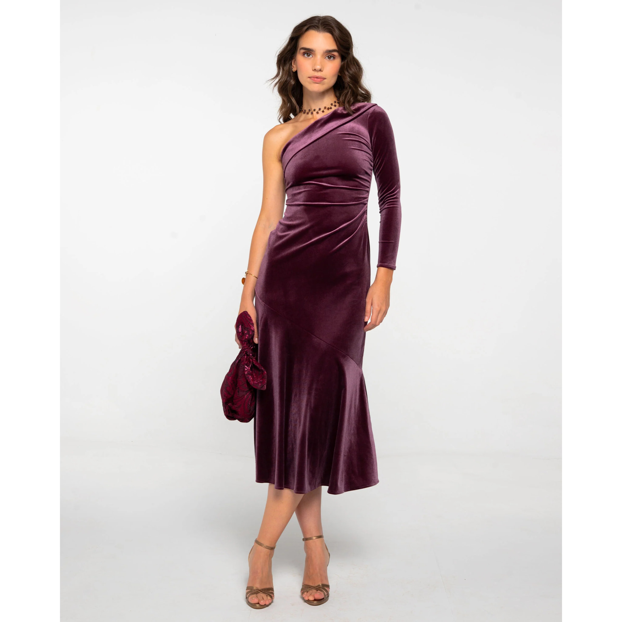 Vestido midi con escote asimétrico, frunce lateral y volante en el bajo