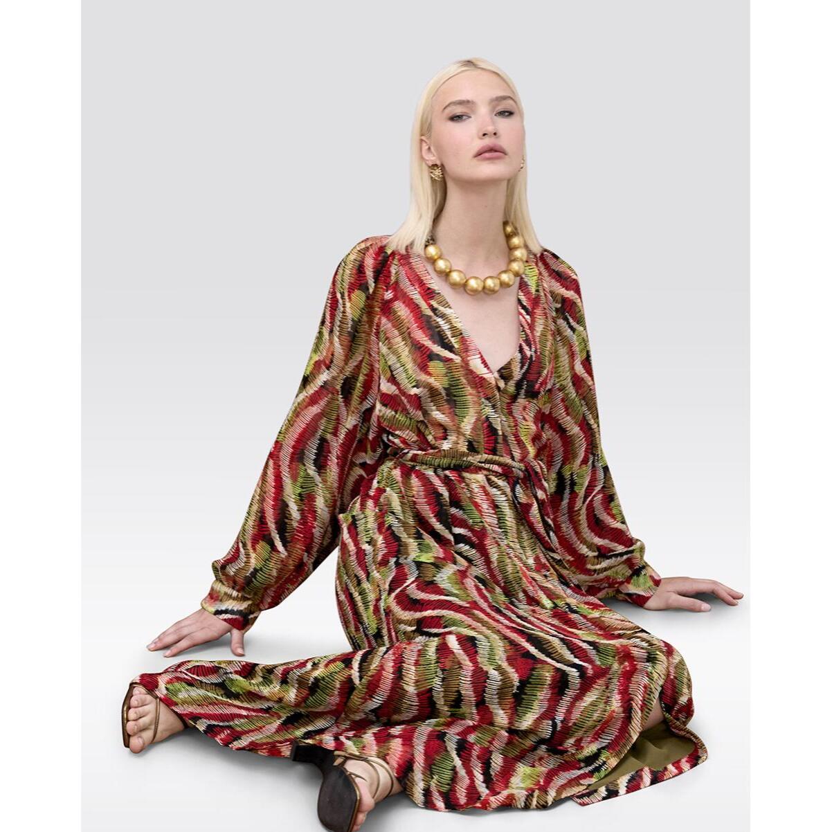abito con scollo a V e stampa serpentina