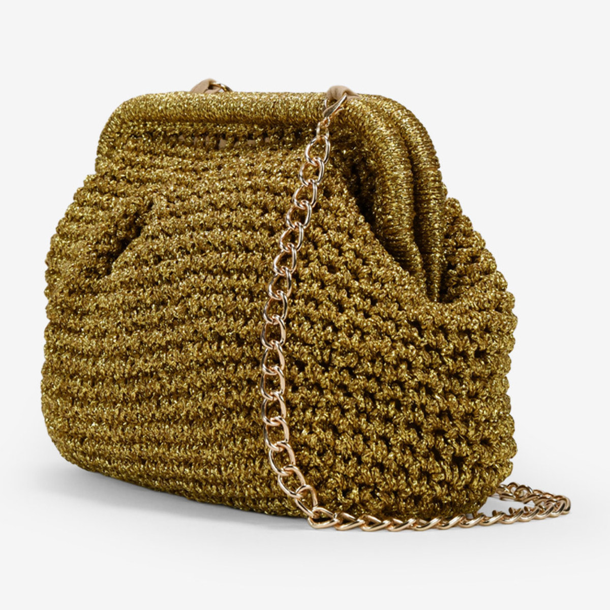 Bolso clutch dorado de rafia con cadena