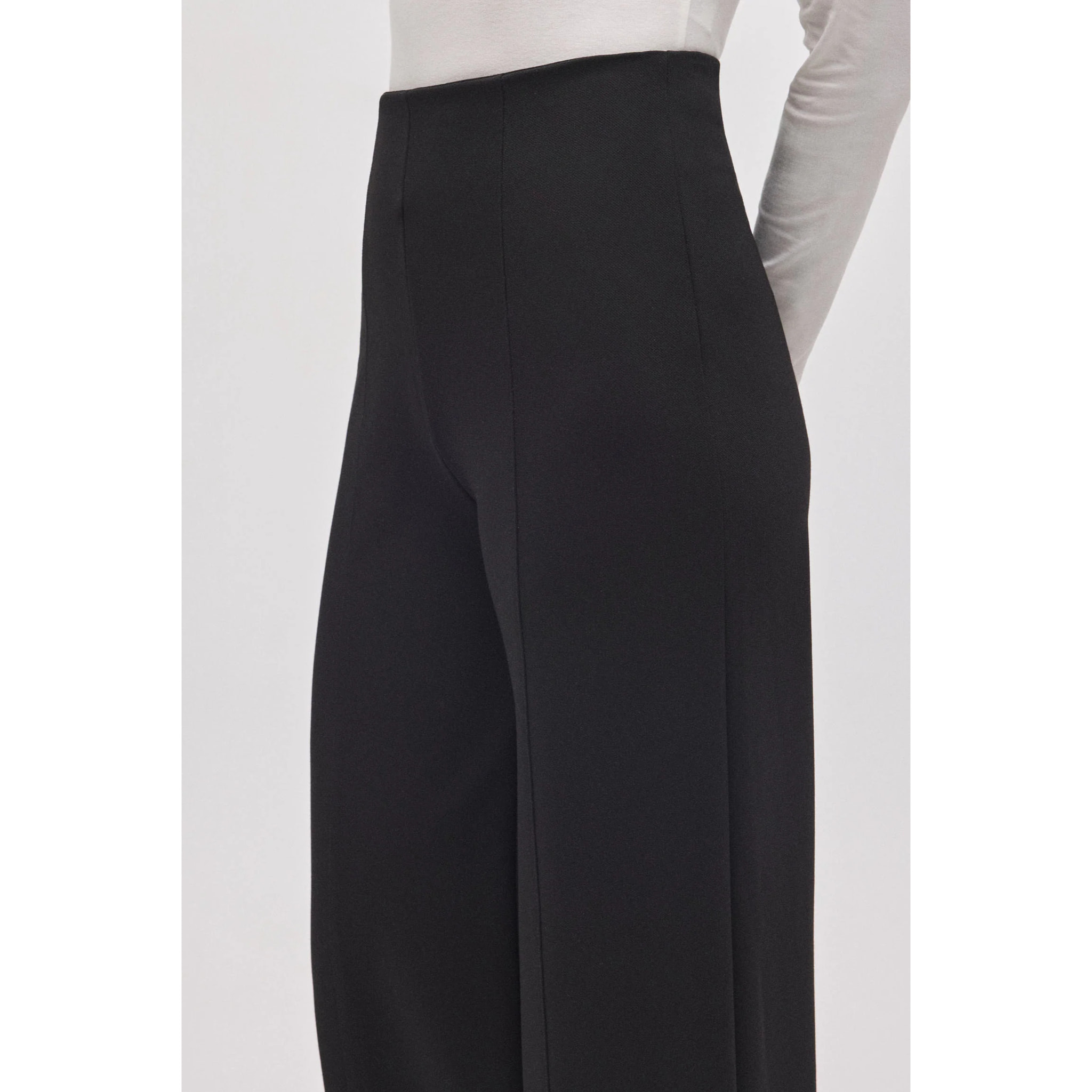 Pantaloni neri a gamba larga