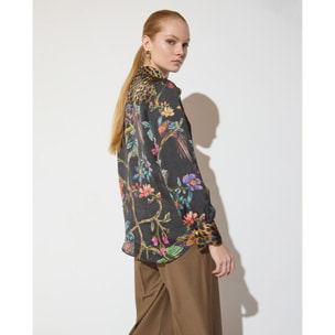 Camicia classica con una combinazione di stampe animalier e motivi floreali.