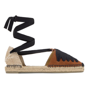 Alpargata plana embetada Kiva en ante con cintas y pespunte a contraste