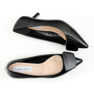 Dècolletè pumps in simil pelle con tacco basso e dettaglio sulla punta