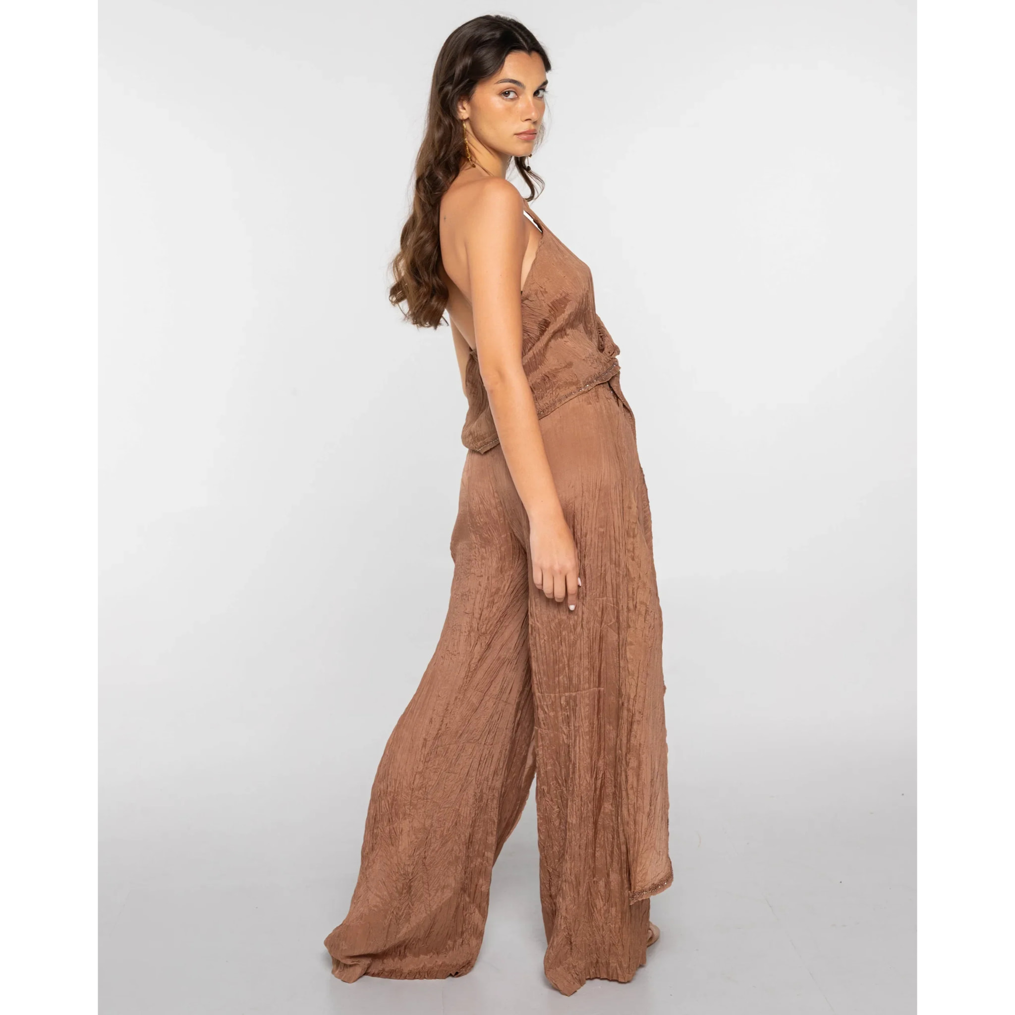 Pantalón ancho de mujer fluido con capas y abalorios
