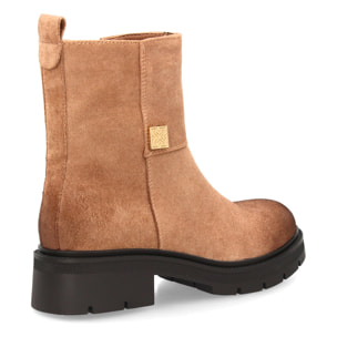 Botín moderno de mujer con detalle metálico