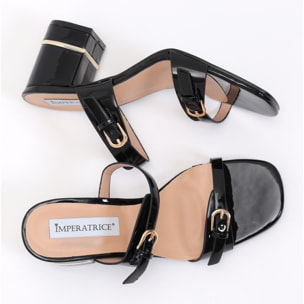 Sandali in simil pelle verniciata con fasce sottili e tacco comodo