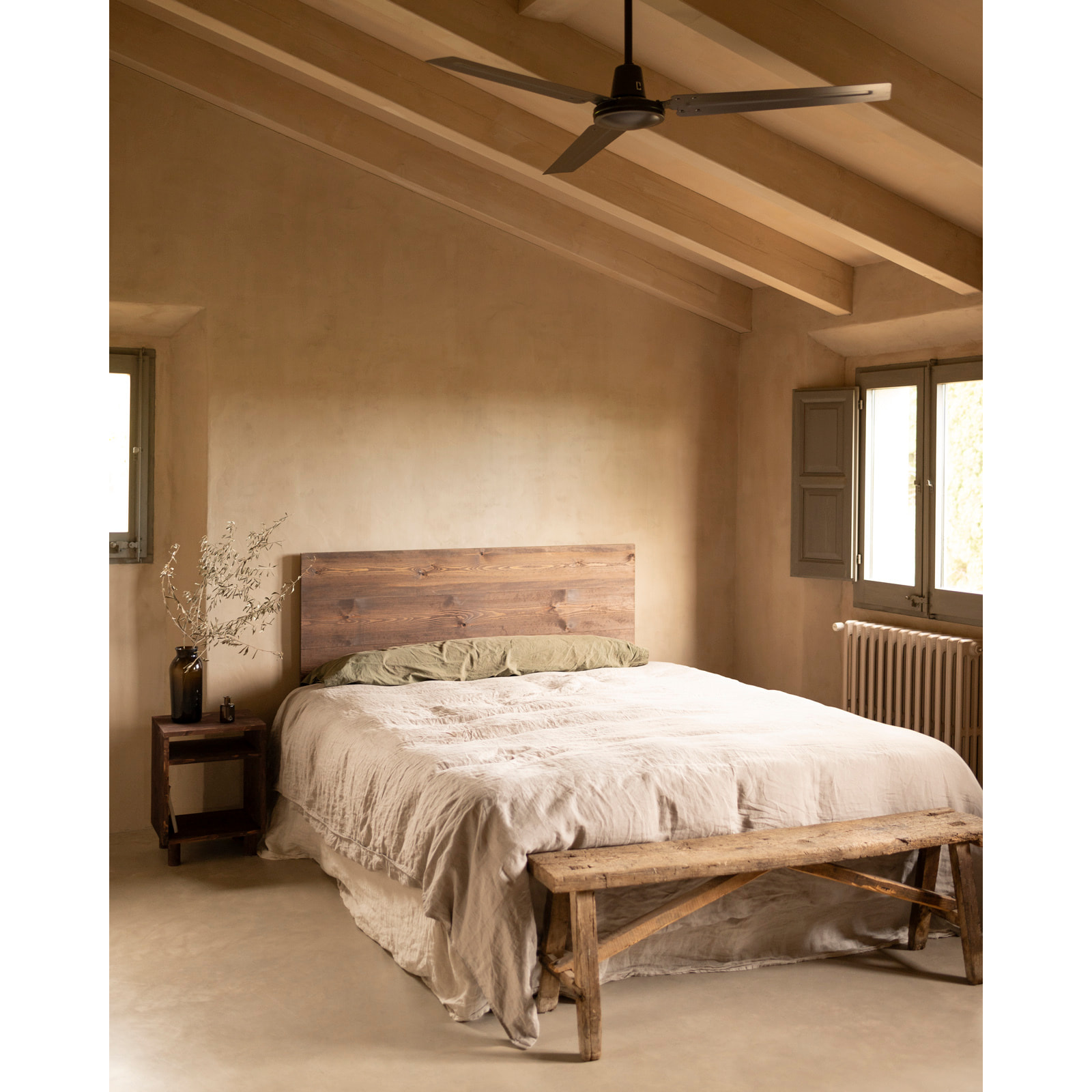Table de chevet en bois massif ton noyer 51x32cm Hauteur: 50.5 Longueur: 32 Largeur: 37.5