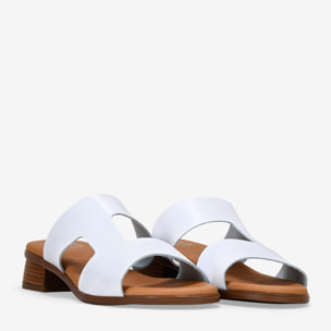 Sandalias de tacón blancas en piel