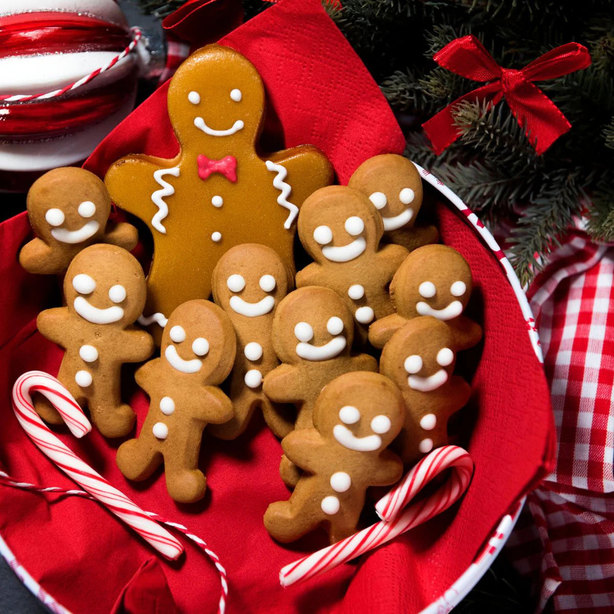 Plaque de four extensible de 36,5 à 52 x 33 cm et 7 emporte-pièces de Noël en inox Zenker Noël