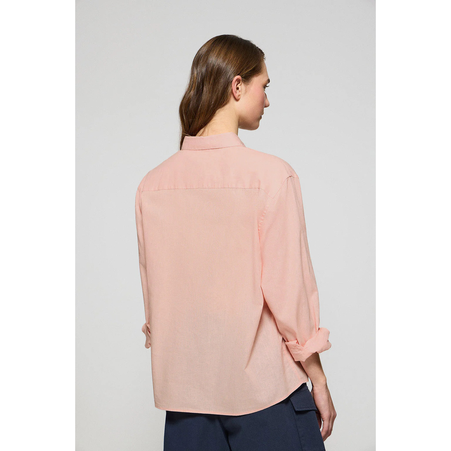 Camisa color salmón loose fit de lino y algodón con monograma bordado