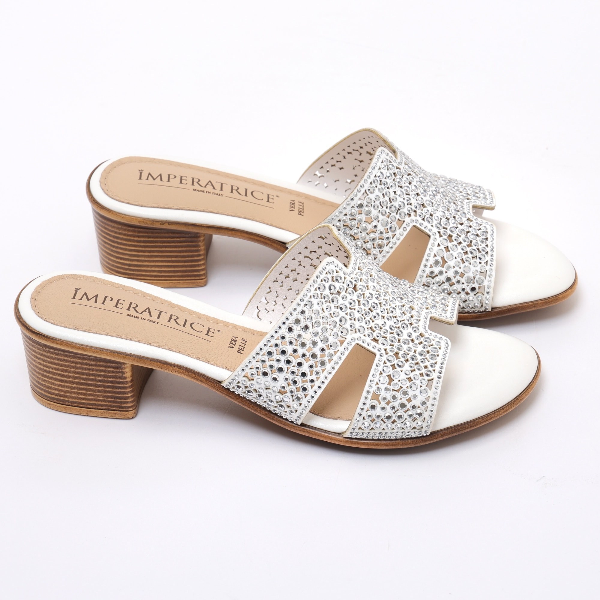 Sandali in simil pelle con applicazioni di strass e sottopiede comodissimo in memory