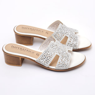 Sandali in simil pelle con applicazioni di strass e sottopiede comodissimo in memory