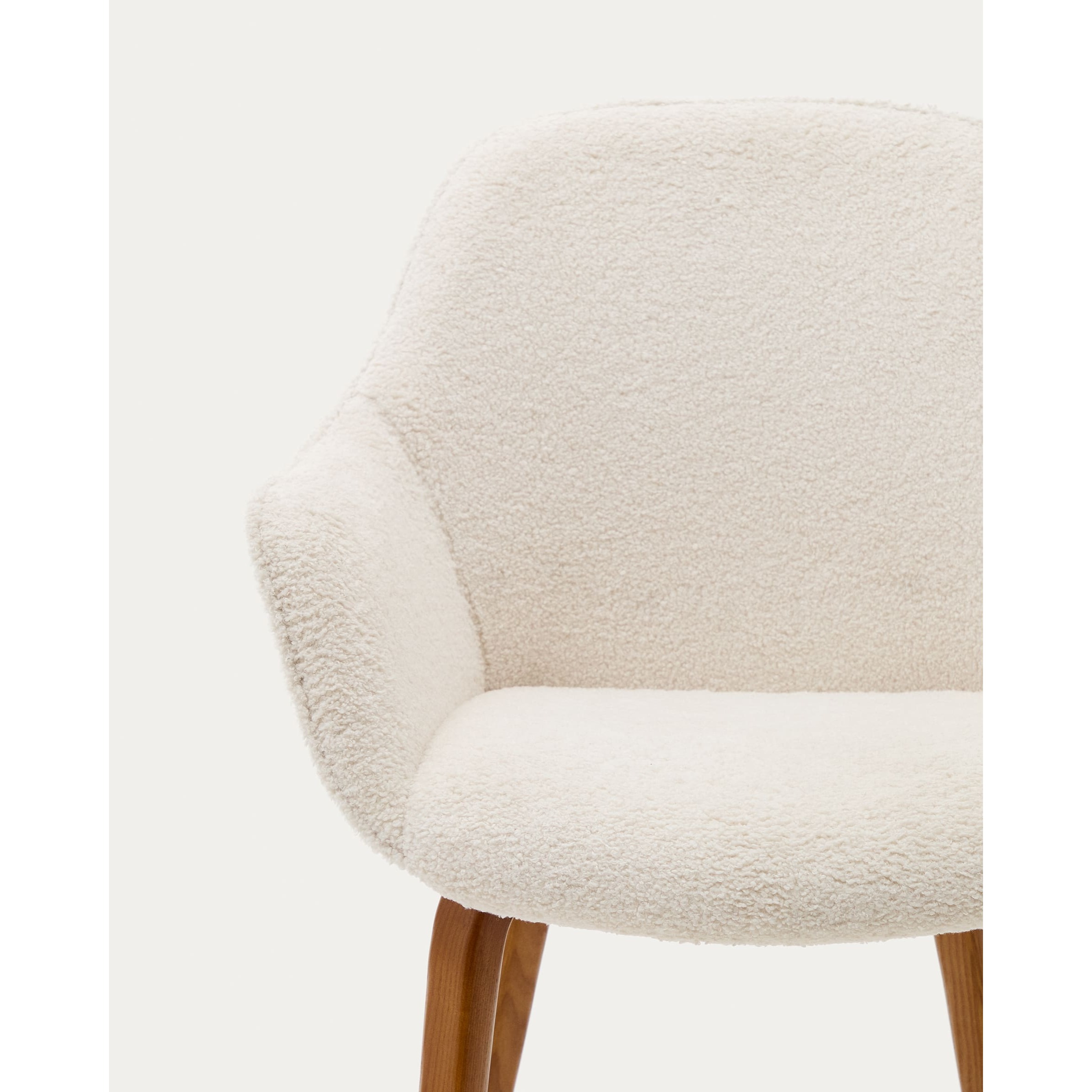 Kave Home - Sedia Aleli in shearling bianco e gambe in legno massiccio di frassino con finitura noce