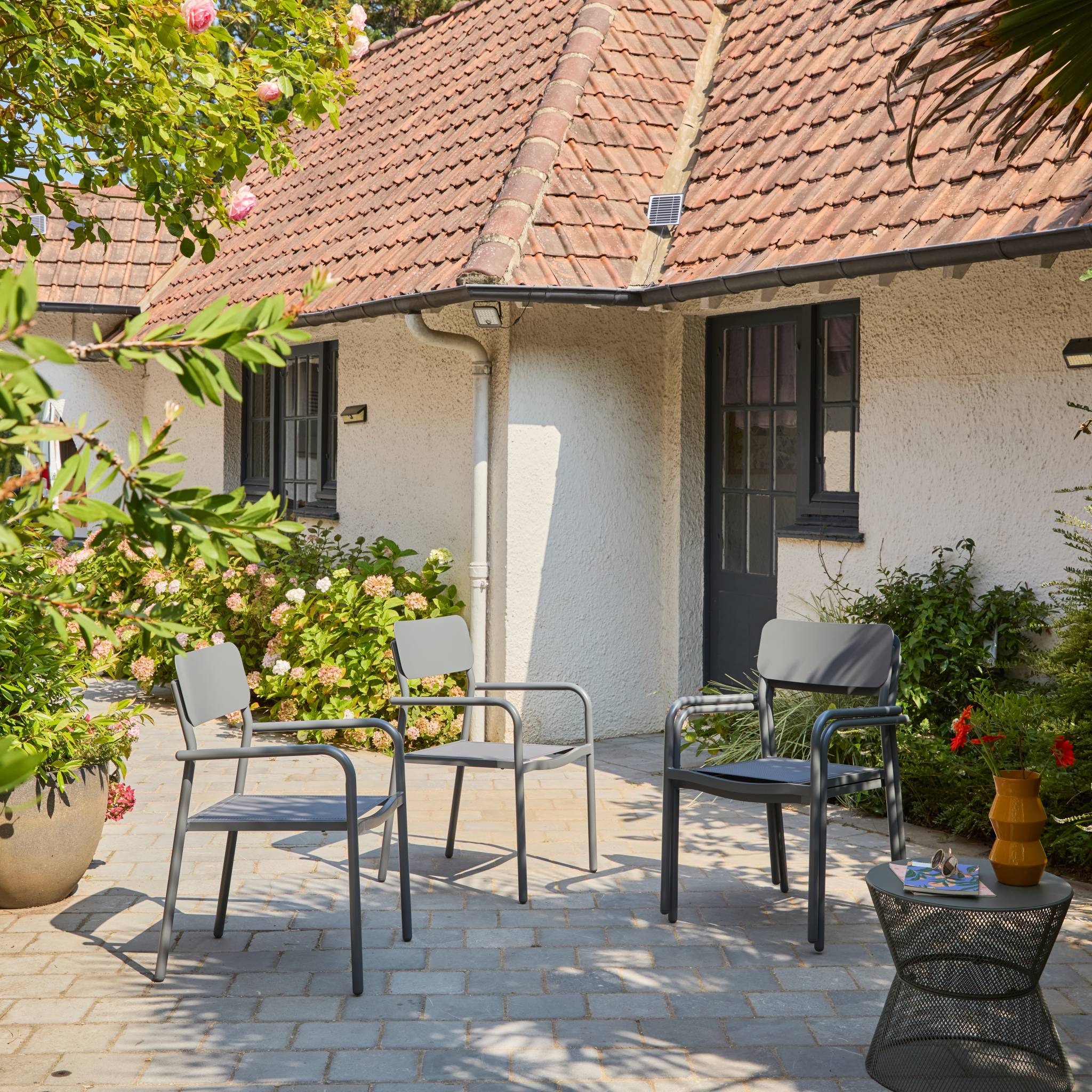 Lot de 4 fauteuils de jardin SAVANNAH empilables aluminium et textilene anthracite. 57.5 x 54 x 86 cm