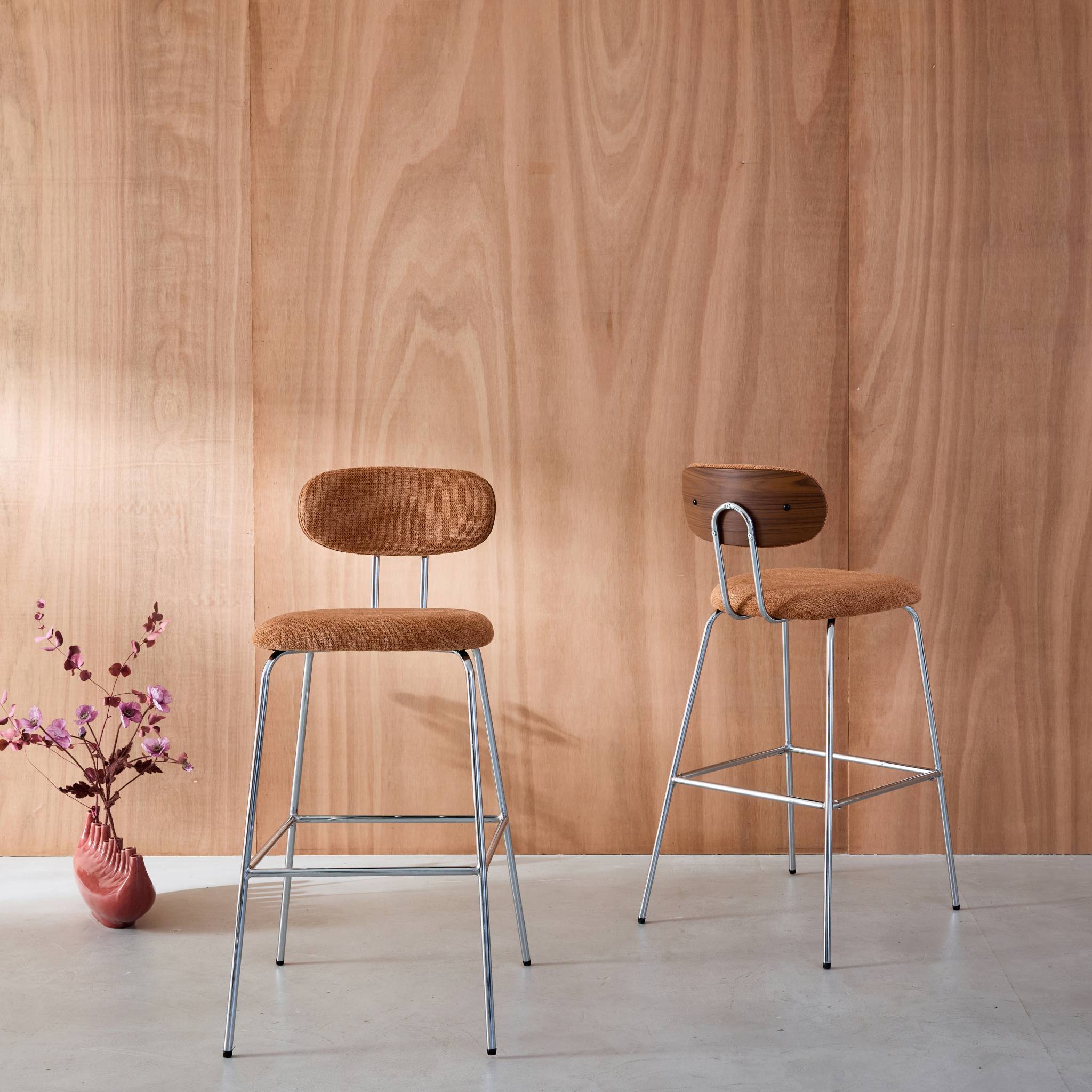 2 tabourets de bar décor bois courbé teinté noyer et tissu déperlant terracotta. pieds métal chromé - L 44 x P 51 x H 103cm - Erin