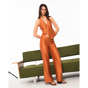 Pantalón recto satinado.