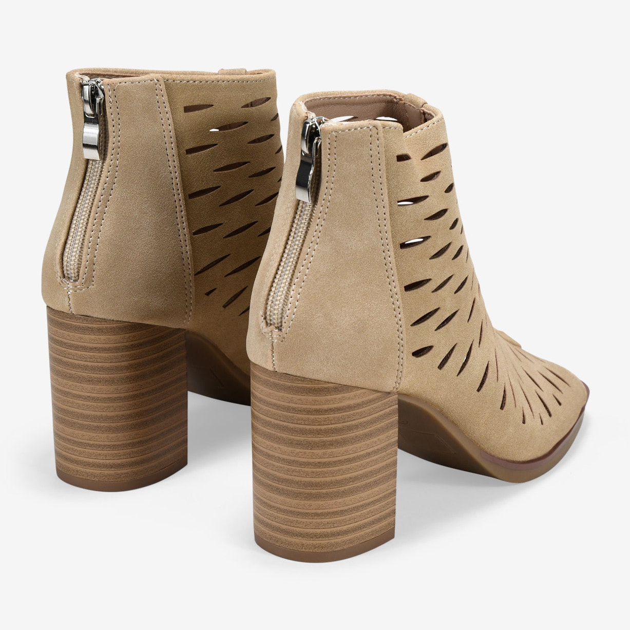 Botines arena con puntera abierta y calados