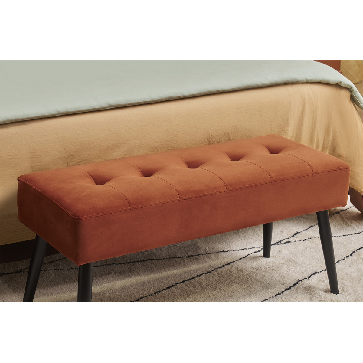 Banc design capitonné en velours terre brûlée et métal noir L95 cm GUESTA