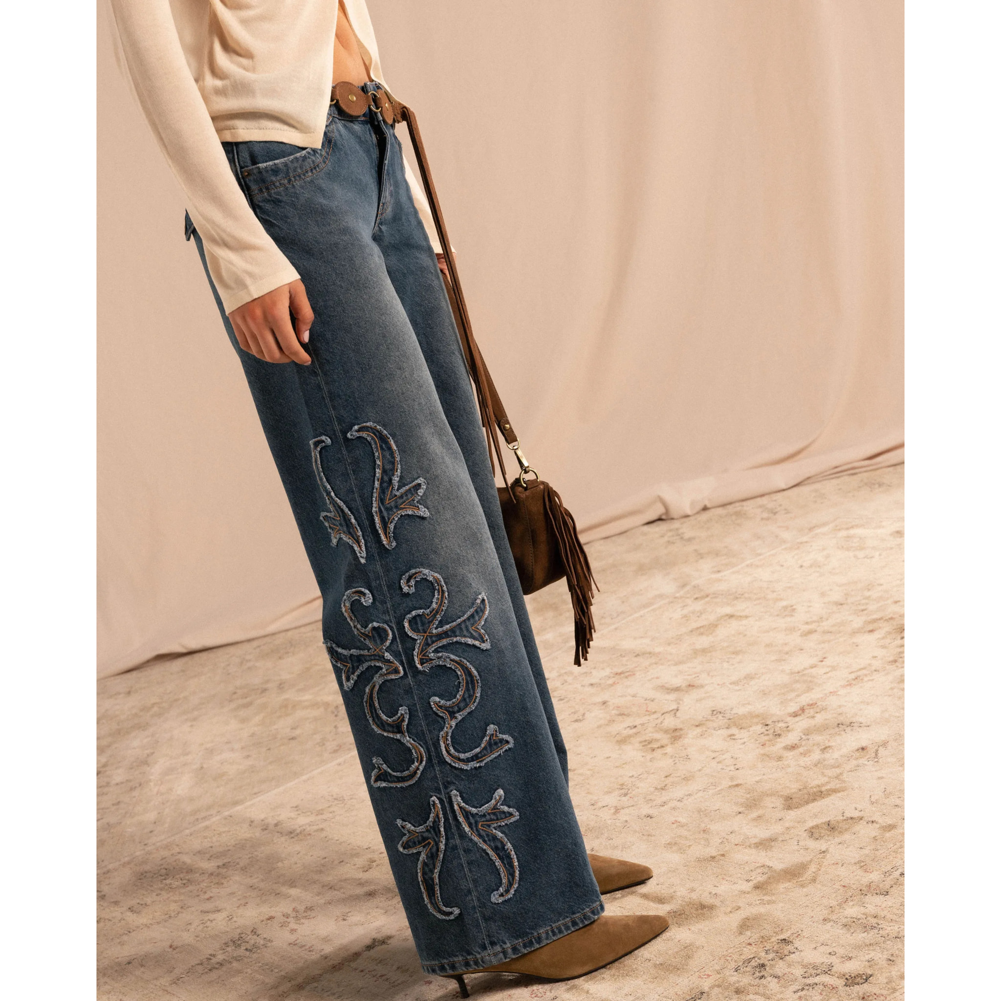 Pantalón vaquero recto con remaches de mujer