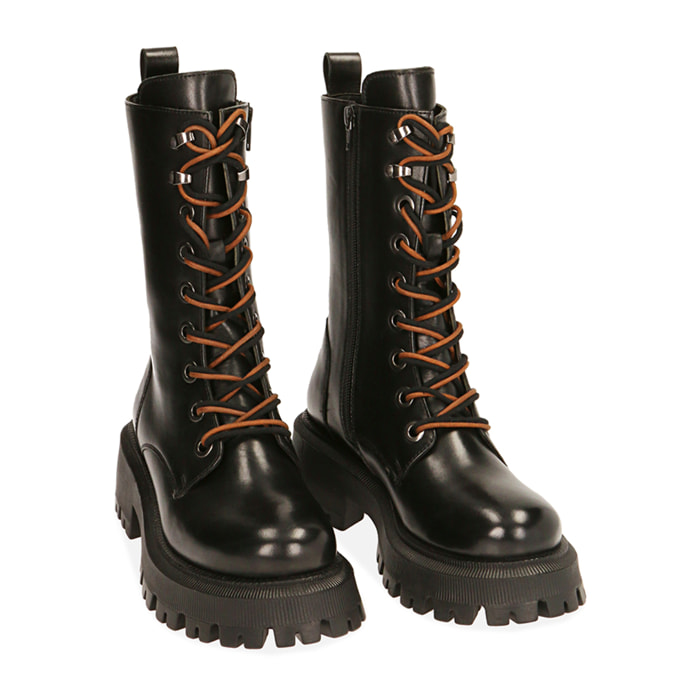 Botas militares de piel negra, tacón 5,5 cm.