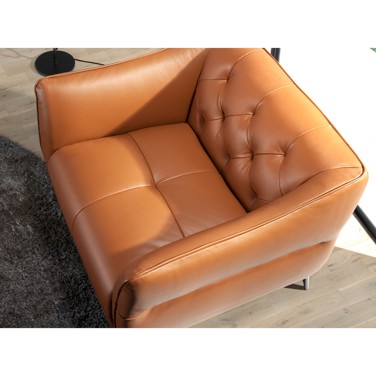 Sillón Angel Cerda tapizado en piel de vacuno 103x95x77cm