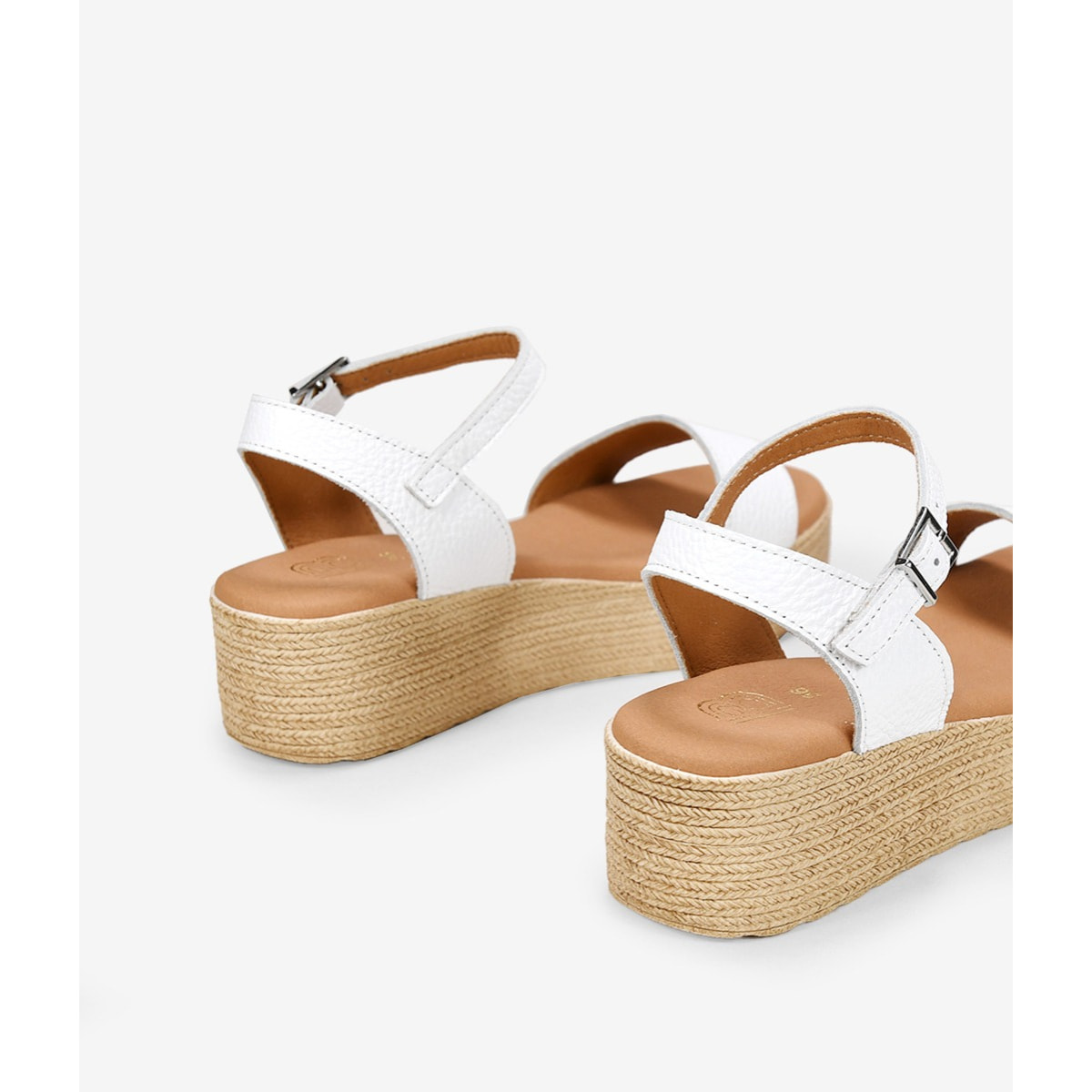 Sandalias de piel blancas con plataforma efecto esparto
