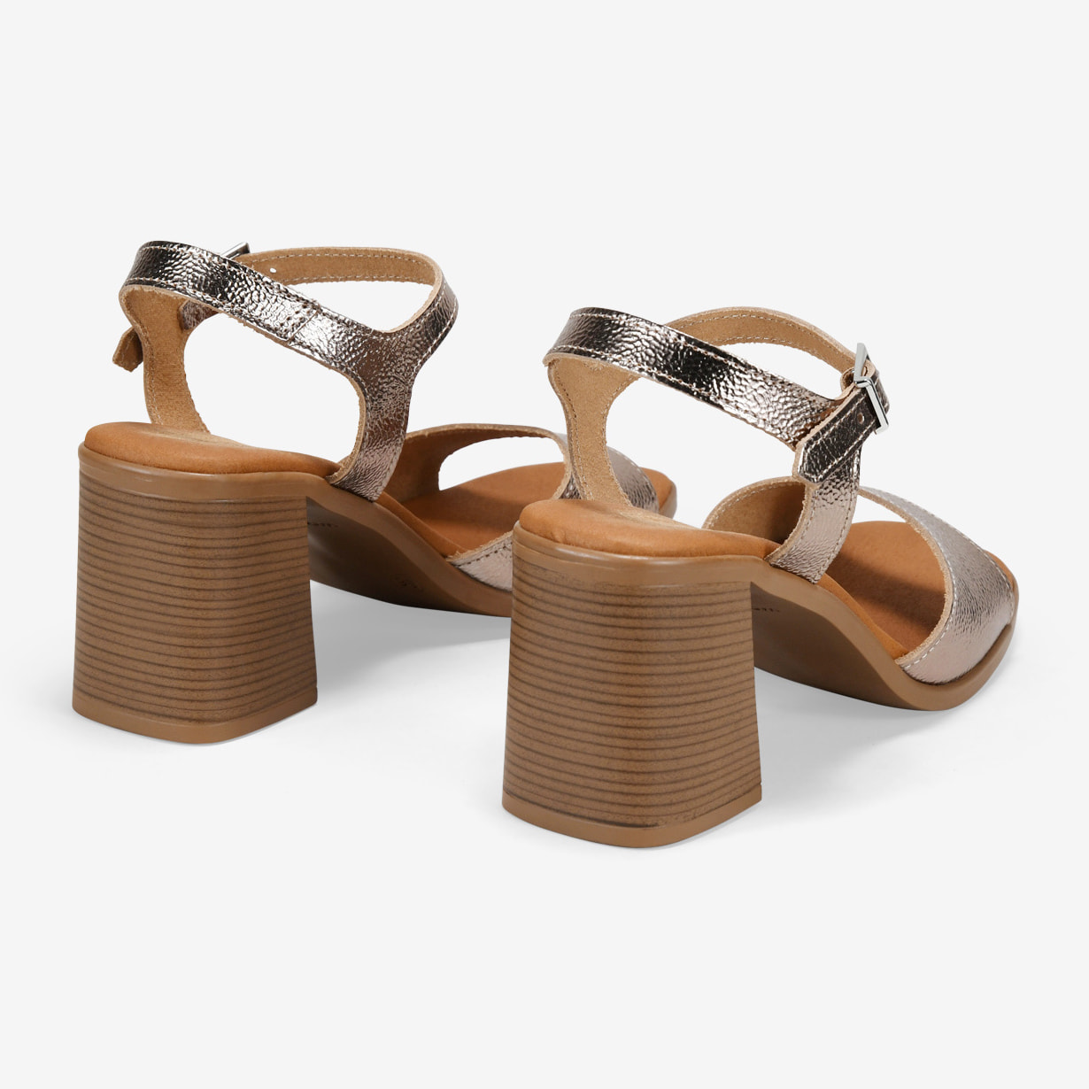 Sandalias doradas en piel con tacón