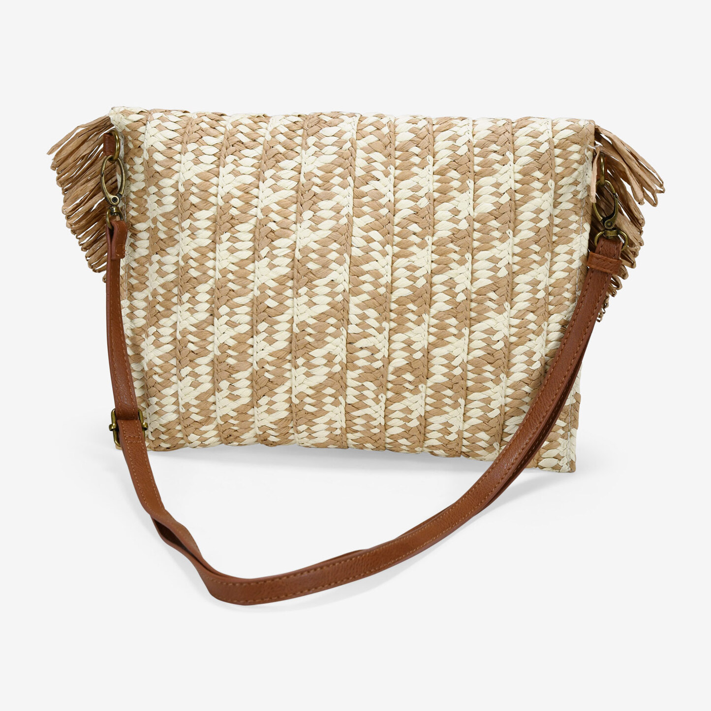 Bolso de mano marrón con solapa y flecos