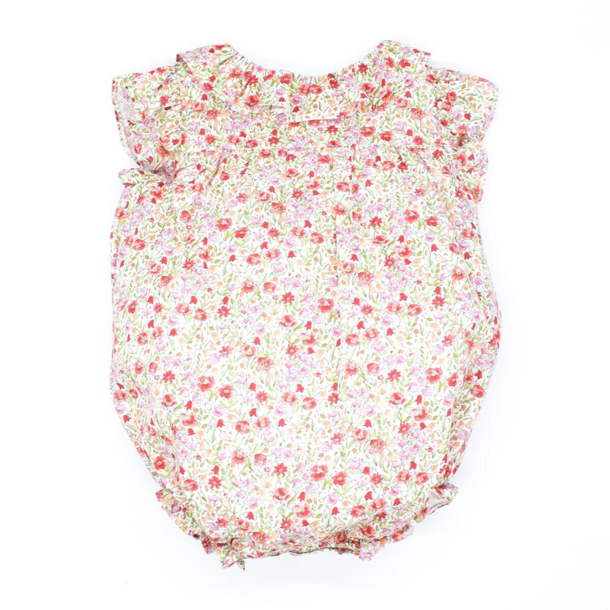 Pelele estampado flor roja, con volante en el cuello y en la sisa.