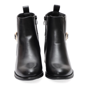 Stivaletti in simil pelle con fibbia dorata