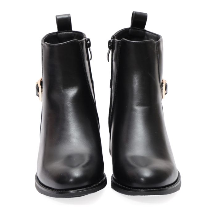 Stivaletti in simil pelle con fibbia dorata