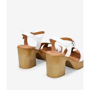 Sandalias de piel blancas con tacón efecto madera