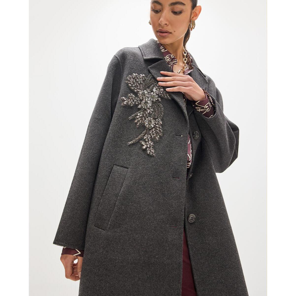 Cappotto in tessuto con decorazioni di strass sul petto