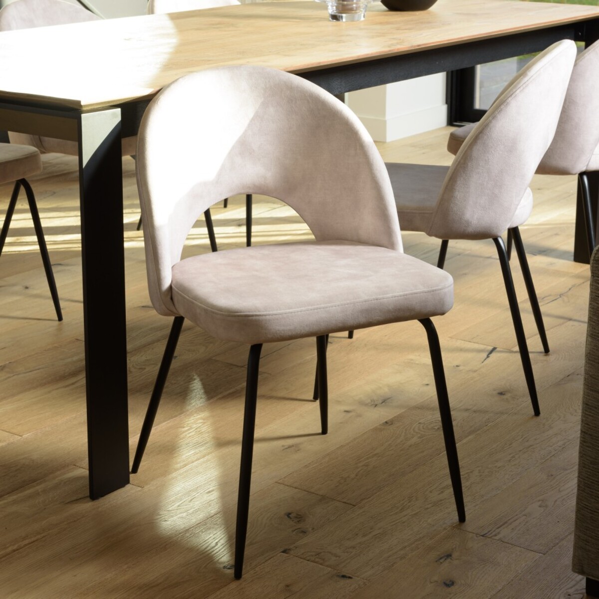 TOM - Lot de 2 chaises velours beige dossier ouvert pieds acier noir