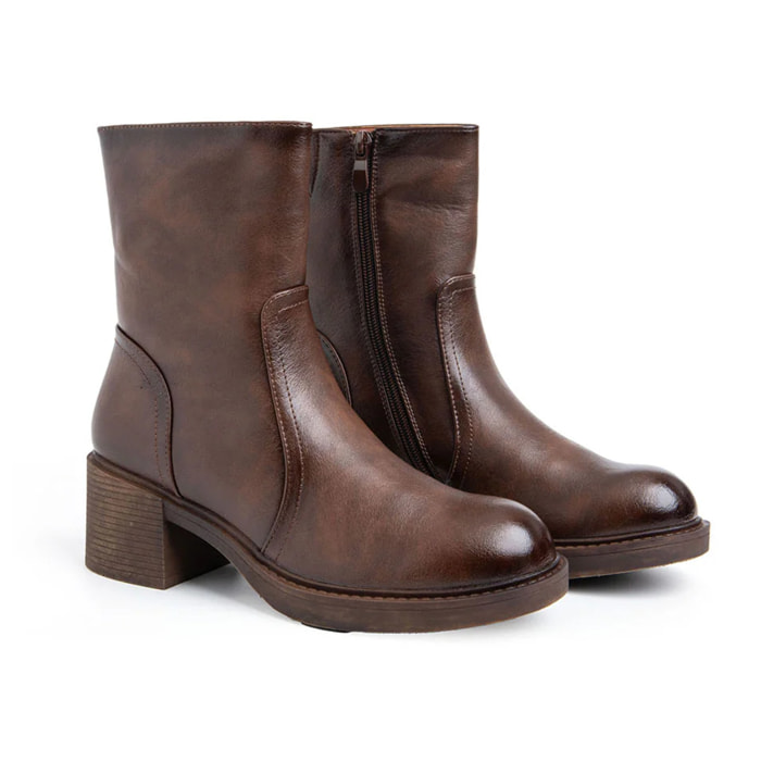 Stivaletto liscio con tacco - CUOIO