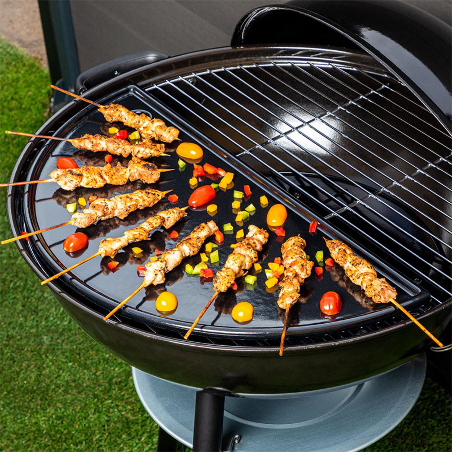 Plancha demi-lune en fonte émaillée pour barbecue Kettle