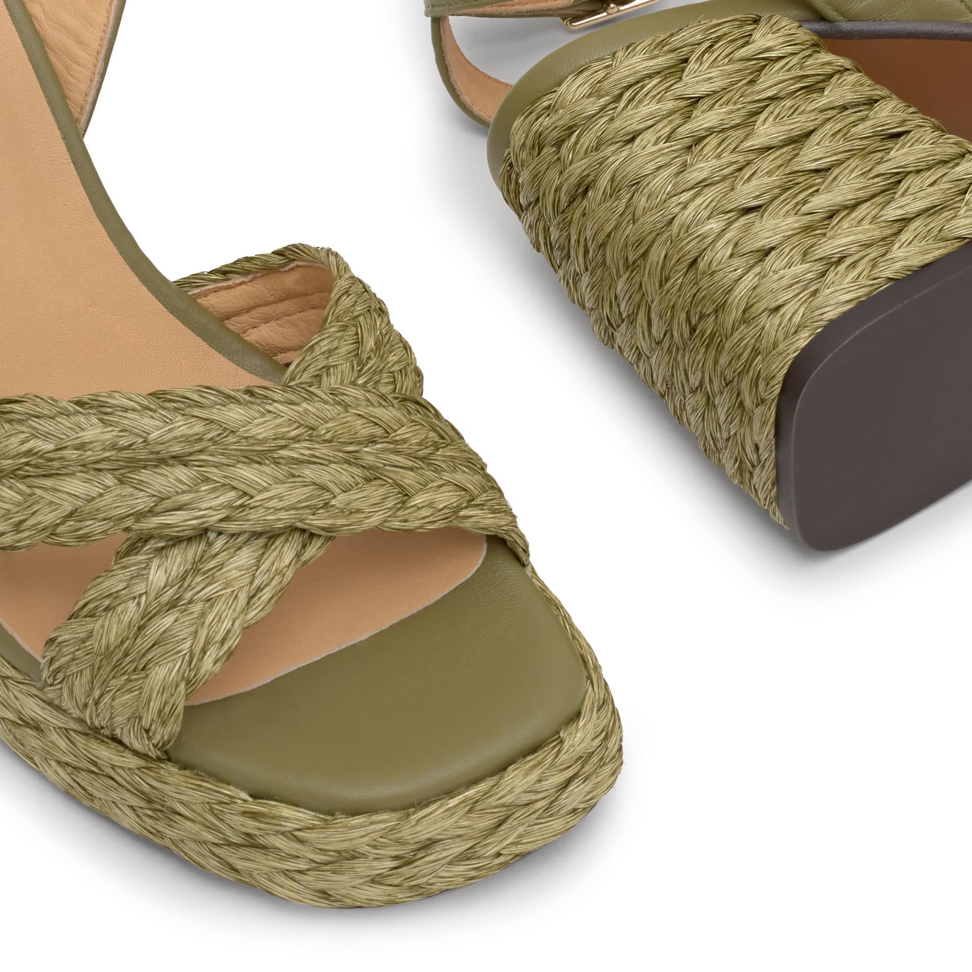 Sandalia de tacón Valeriette en rafia natural con cierre de pulsera