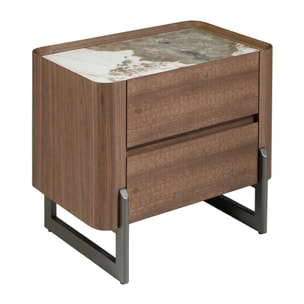 Mesita de noche de madera chapada en nogal natural y patas de acero inoxidable oscuro metalizado tapa de mármol porcelánico blanco con vetas en tonalidades grises y marrones en brillo 60x40x52cm