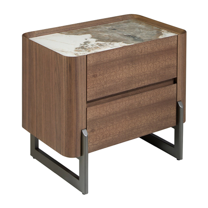 Mesita de noche de madera chapada en nogal natural y patas de acero inoxidable oscuro metalizado tapa de mármol porcelánico blanco con vetas en tonalidades grises y marrones en brillo 60x40x52cm