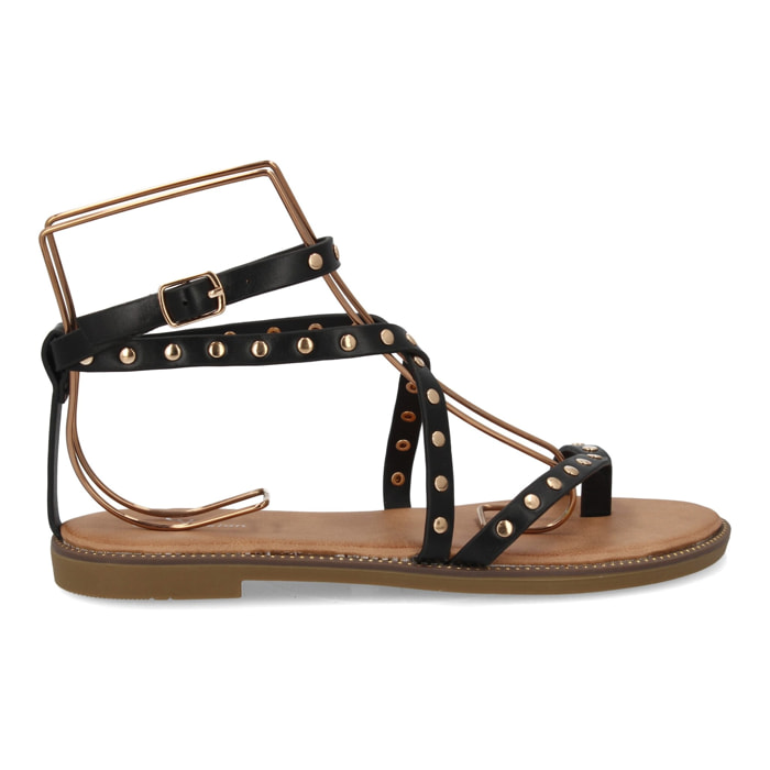 Sandalia plana con tiras y tachuelas para mujer.